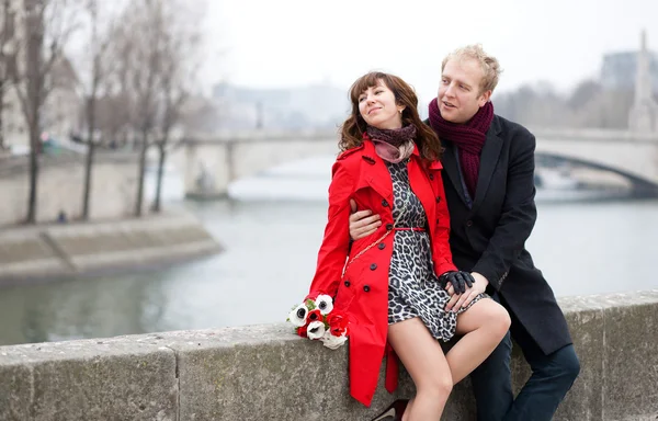 Namoro casal no dique parisiense no dia nebuloso — Fotografia de Stock