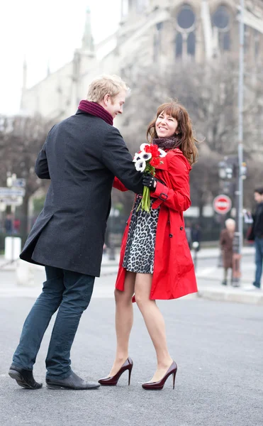 Casal feliz dançando perto de Notre Dame de Paris — Fotografia de Stock
