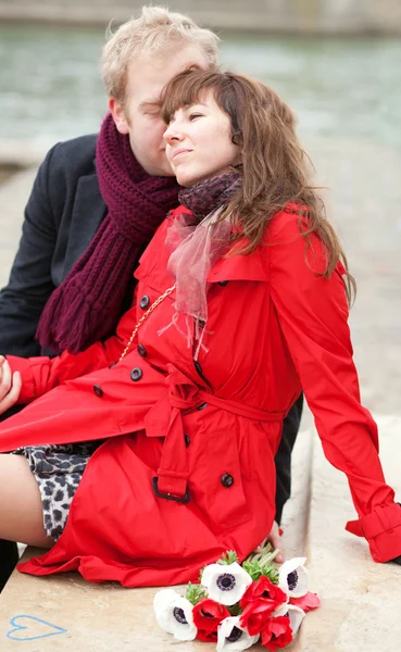 Bir bankta oturan dating Çift — Stok fotoğraf