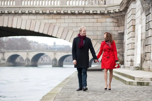 Nádherný romantický pár na pařížské nábřeží na jaře nebo — Stock fotografie