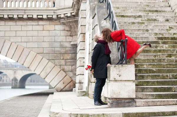 Mooie romantische paar zoenen op een Parijse embankment op sp — Stockfoto