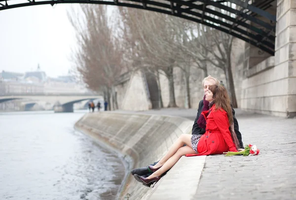 Romantyczna para zakochanych po dniu w pobliżu pont des arts w pari — Zdjęcie stockowe
