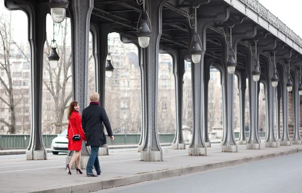 Ρομαντικό ζευγάρι περπατά στη γέφυρα αξιοθέατο: bir-hakeim στο Παρίσι — Φωτογραφία Αρχείου