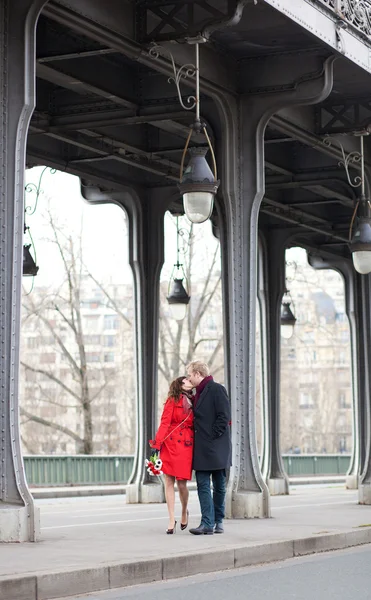 Casal romântico beijando na ponte Bir-Hakeim — Fotografia de Stock
