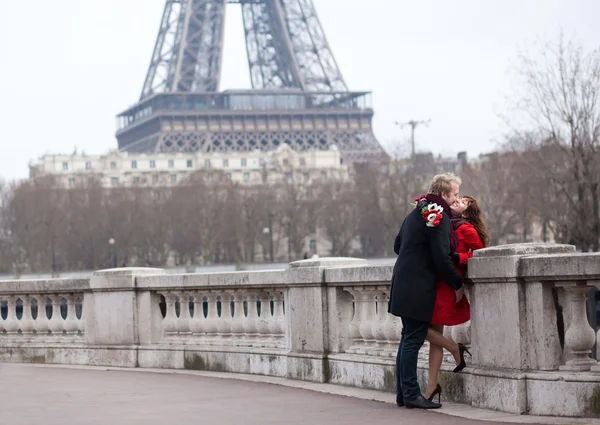 Pareja romántica enamorada en París, cerca de la Torre Eiffel —  Fotos de Stock