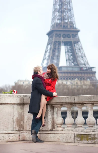 Романтическая влюбленная пара, встречающаяся возле Эйфелевой башни — стоковое фото
