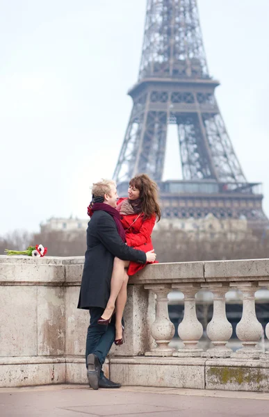 Casal romântico apaixonado namoro perto da Torre Eiffel — Fotografia de Stock