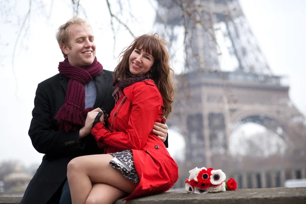 Happy couple in love dating near the Eiffel Tower at spring or a — Stock Photo, Image