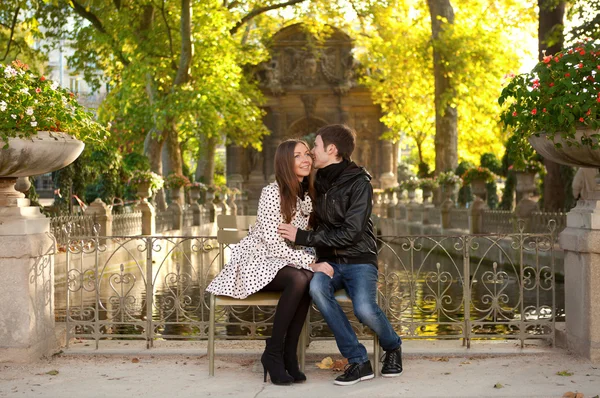 Молодая красивая пара в Люксембургском саду осенью. Париж , — стоковое фото