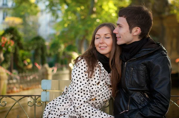 Romantyczna para młodych w słoneczny dzień jesieni — Zdjęcie stockowe