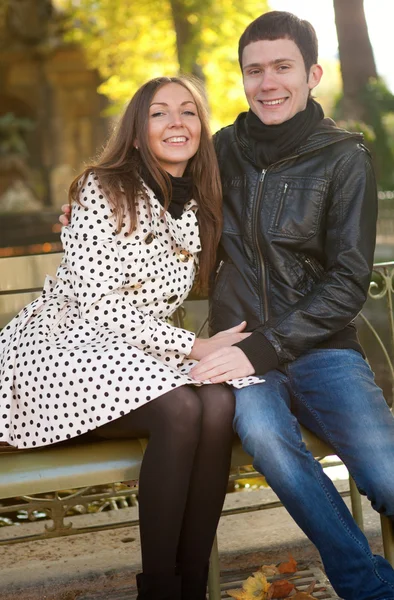 パリのリュクサンブール庭園のカップルをデート — ストック写真