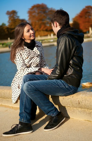 Jeune beau couple dans le jardin luxembourgeois à l'automne. Paris , — Photo