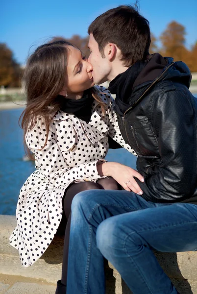 Casal romântico ao ar livre, beijando — Fotografia de Stock