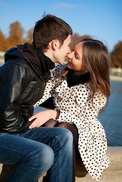 ロマンチックなカップルが秋の公園でキス — ストック写真
