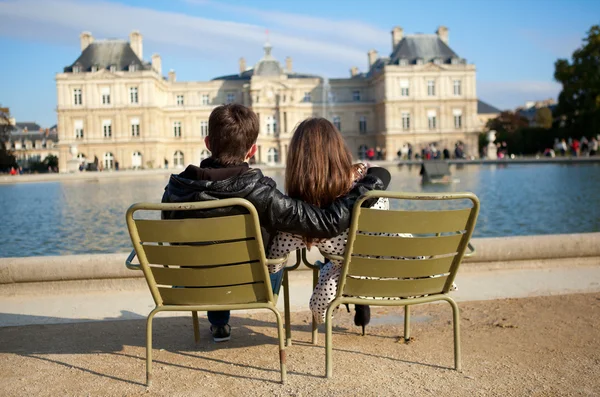 在巴黎的卢森堡花园情侣约会 — 图库照片