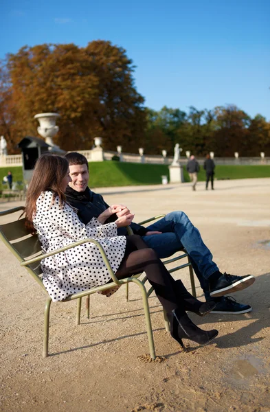 Dating couple in the Luxembourg garden of Paris — Stock Photo, Image