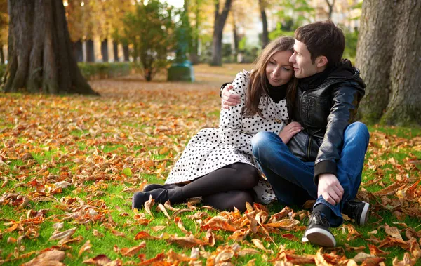 Krásný mladý pár v Lucemburské zahradě na podzim. Paříž, — Stock fotografie
