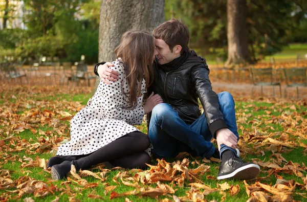 Coppia romantica in parco in autunno — Foto Stock