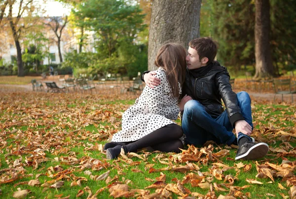 Pareja romántica al aire libre, besando — Foto de Stock