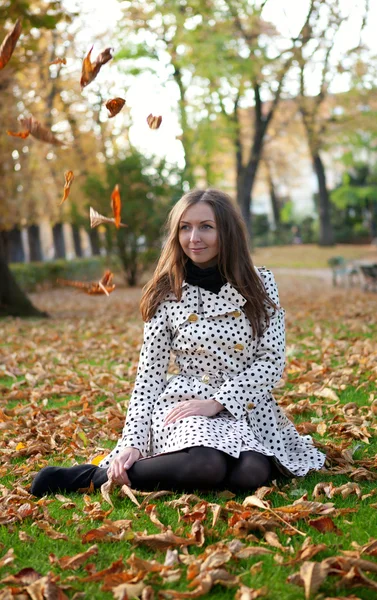 Krásná mladá žena na podzim — Stock fotografie