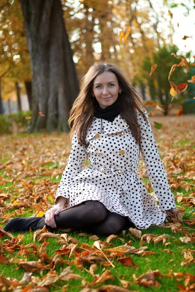 Beautiful young woman at fall — Stock Photo, Image