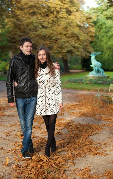 Романтическая пара в Люксембургском саду Парижа, прогулка — стоковое фото