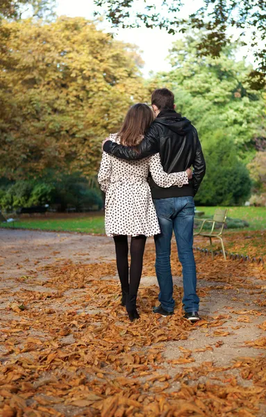 Couplage romantique dans le jardin luxembourgeois de Paris, à pied — Photo