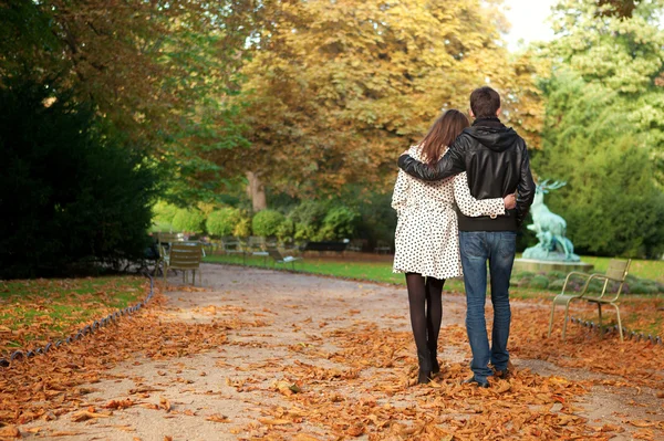 Joven pareja hermosa en el jardín de Luxemburgo en otoño. París. , — Foto de Stock