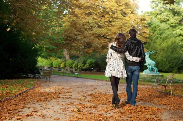 在巴黎的卢森堡花园情侣约会 — 图库照片