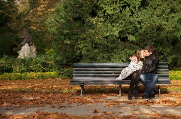秋のリュクサンブール公園でロマンチックなカップル。パリ、フランス — ストック写真