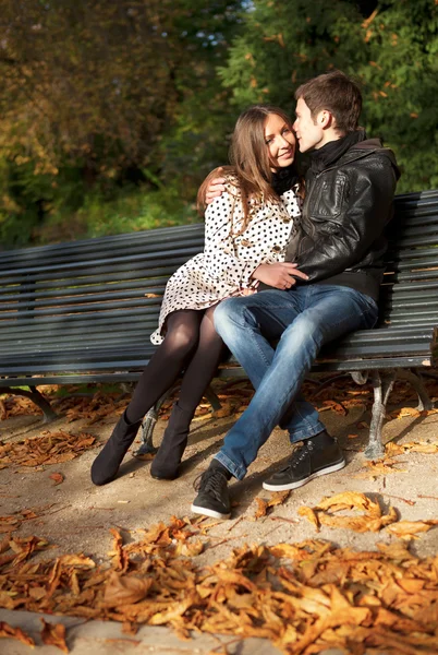 Romantický pár na podzim, Seznamka — Stock fotografie