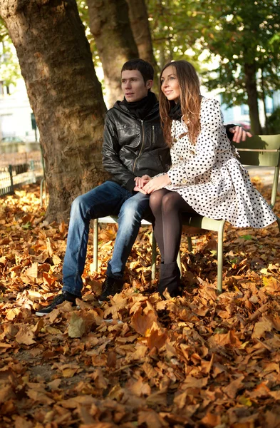 对年轻夫妇在秋天在巴黎的卢森堡花园 — 图库照片