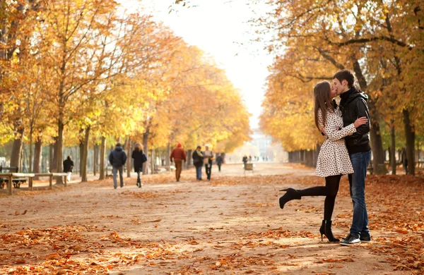 Joven hermosa pareja en el jardín de Luxemburgo en otoño —  Fotos de Stock