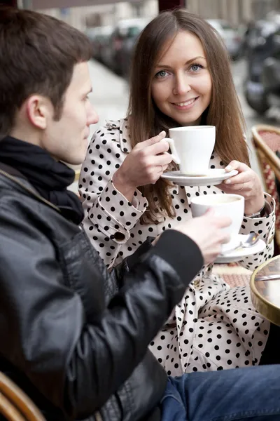 快乐对年轻夫妇在巴黎街头咖啡馆 — 图库照片