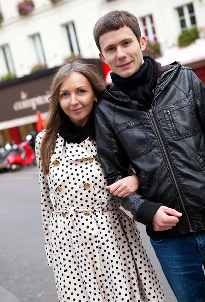 Couple romantique dans une rue parisienne — Photo