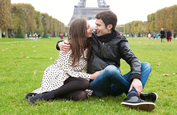 Романтическая пара в Париже, рядом с Эйфелевой башней — стоковое фото
