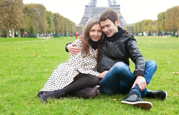 Romantisch paar in Parijs, in de buurt van de Eiffeltoren — Stockfoto