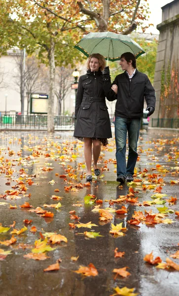 雨でパリのカップルをデート — ストック写真