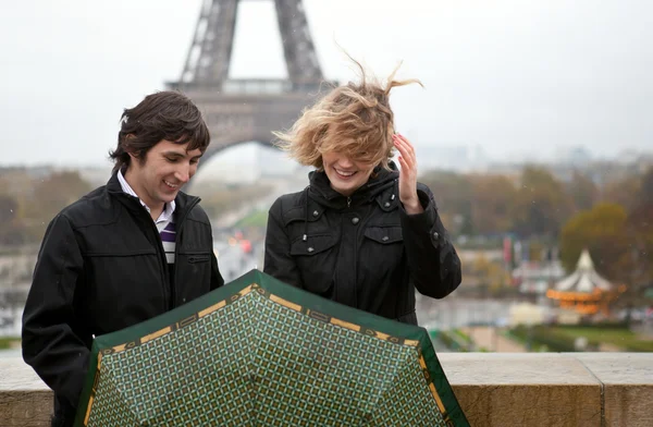 Плохая погода в Париже. Пара свиданий с зонтиком — стоковое фото