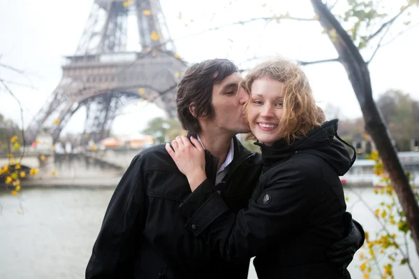 Casal feliz em Paris no outono — Fotografia de Stock