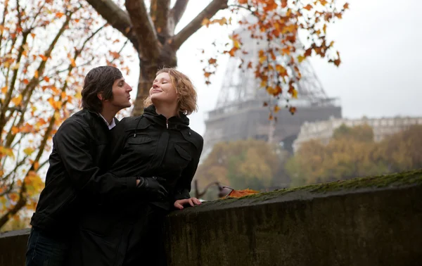 Романтическая пара в Париже осенью — стоковое фото