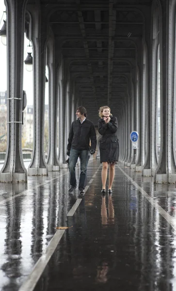 Погана погода в Парижі. Пара на мосту Бір Hakeim в дощову w — стокове фото