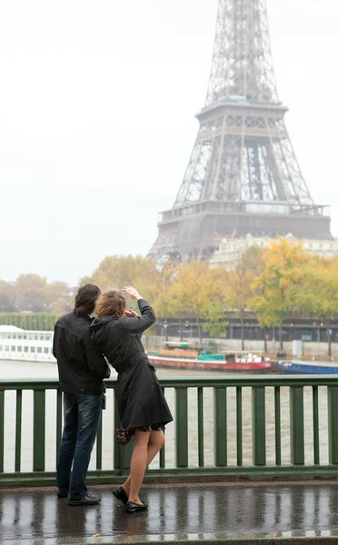 Couple in Paris at rainy weather — Stock Photo, Image