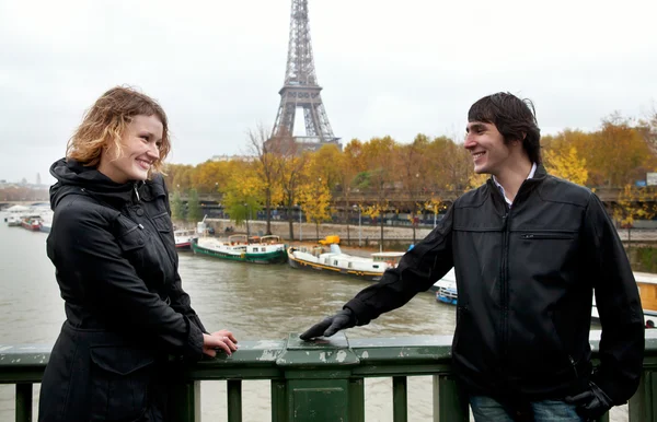 Пара знакомств в Париже в дождливую погоду — стоковое фото