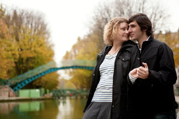 Пара знакомств в Париже на канале Saint-Martin — стоковое фото