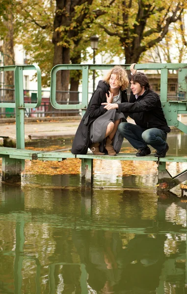 约会在巴黎圣马丁运河上夫妇 — 图库照片