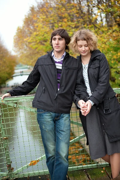 Aus paar in paris am canal saint-martin — Stockfoto