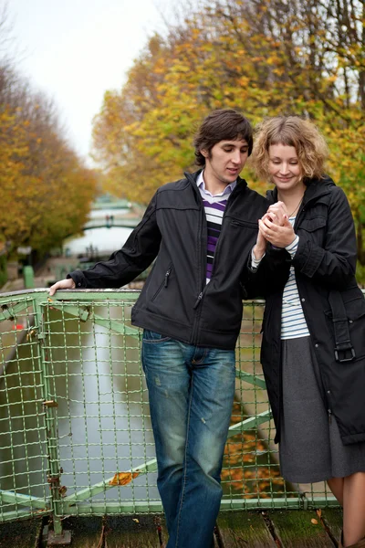 Dating couple in Paris on canal Saint-Martin — Stock Photo, Image