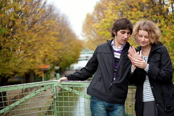 Namoro casal em Paris no canal Saint-Martin — Fotografia de Stock