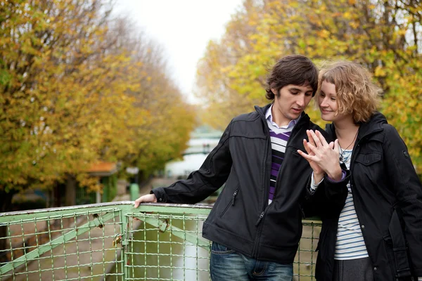 サン ・ マルタン運河上のパリのカップルをデート — ストック写真